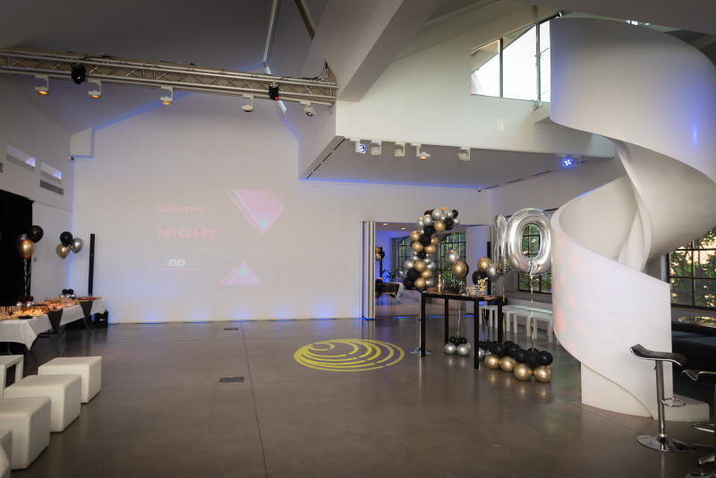60th birthday party planning in a modern total white venue in Milan - 10