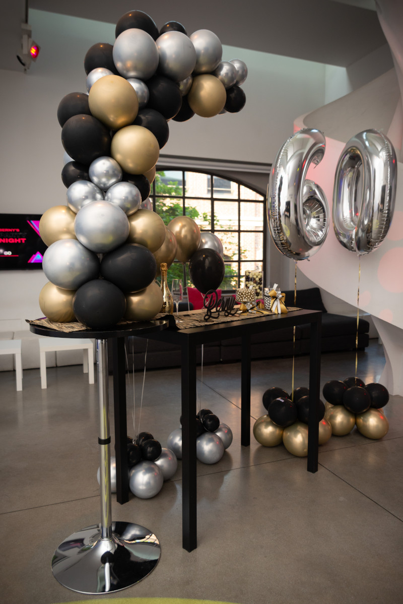 60th birthday party planning in a modern total white venue in Milan - 5