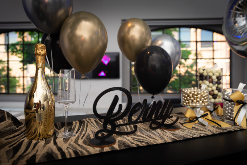 60th birthday party planning in a modern total white venue in Milan - 11