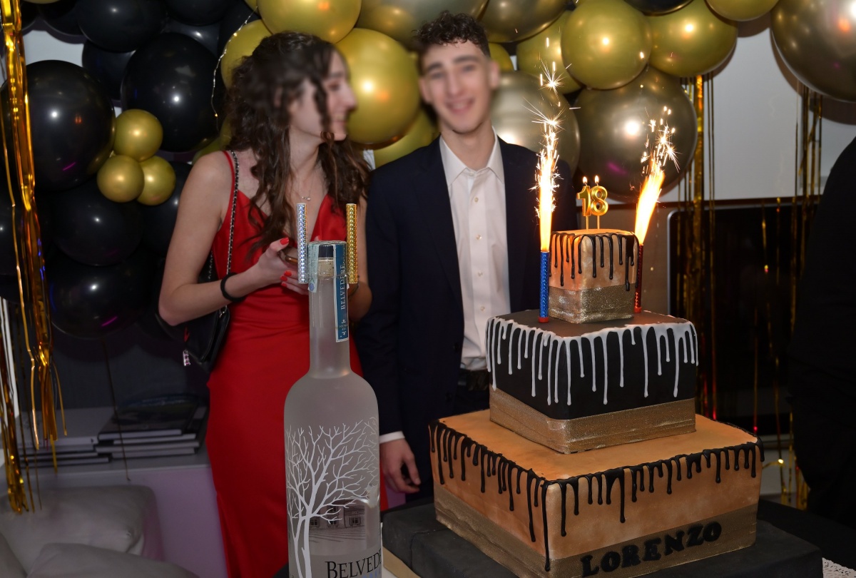 18th Birthday Black & Gold Party - 6