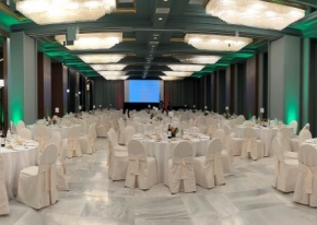 A gala dinner in a 5-star hotel, with a welcome cocktail and an awards ceremony: an evening of style, glamour and distinction.