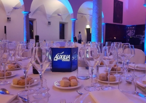 We organized and staged this placé dinner for our new client Auxilia Finance, giving fun to the hosts with a dj set once the dinner was finished