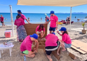 A cardboard-boat-building competition on the beach for 60 people: Smart eventi organised a dynamic and engaging activity for Ace Works