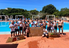 Smart Eventi organised a two-day summer incentive in Tuscany for CBRE: an exclusive resort, a carton boat team building in the pool, a visit and tasting at a local winery, and free time that made room for the best memories of all.
