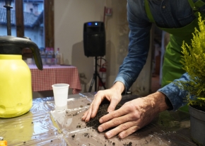 Sustainable corporate event in a venue devoted to urban regeneration, featuring a creative activity and convivial moment.