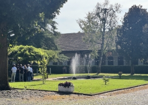 Smart Eventi organised a memorable company event for Quattroruote Professional at Cascina Pietrasanta: customised quiz game, gourmet lunch and strategic meeting for 200 participants immersed in the countryside.