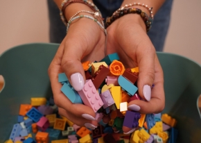 Smart Eventi organised a Lego building team event for 75 members of Generali's HR unit, transforming company values into creative works through nine teams and a customised brick marketplace.