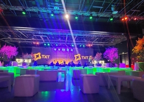 Smart Eventi supports the TXT company in organizing a Christmas event with 600 guests, offering acrobatic shows, entertainment, and logistical management structured down to the smallest detail.